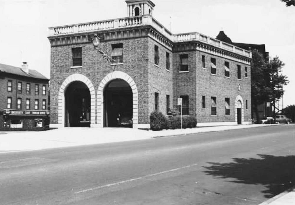 Copyright photo from the Samuel Berg Collection at the Newark Public Library.  To view the collection please visit their 
[url=https://cdm17229.contentdm.oclc.org/digital/collection/p17229coll6]web site[/url]. 
