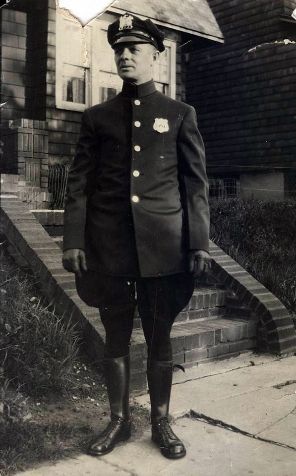 MacIntosh, Robert
This is my great-grandmother's brother, Alexander Robert MacIntosh born 1894, died 1933, who was (like quite a few in my family) a Newark police officer.
Photo from Susan Hamilton Helber
