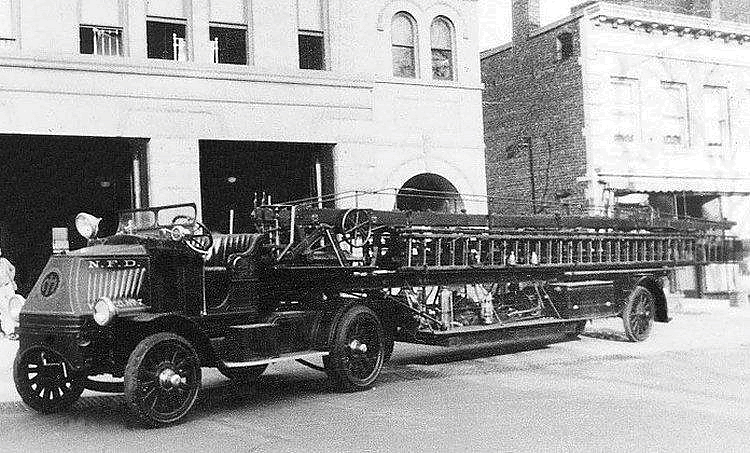 1922 Mack AC7 75ft tiller
Photo from Tom Reiss
